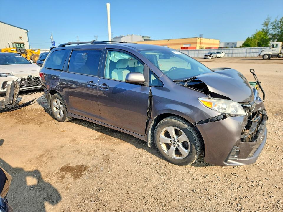 Photo 4 from auction – 2018 TOYOTA SIENNA with VIN 5TDKZ3DC5JS926381