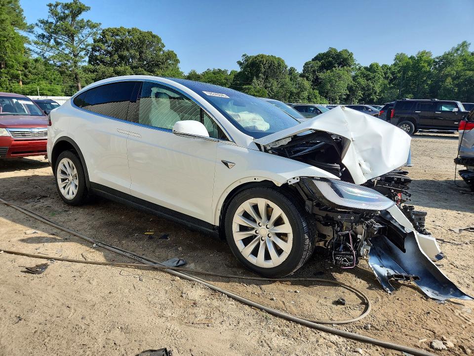 Photo 4 from auction – 2020 TESLA MODEL X with VIN 5YJXCAE24LF231494
