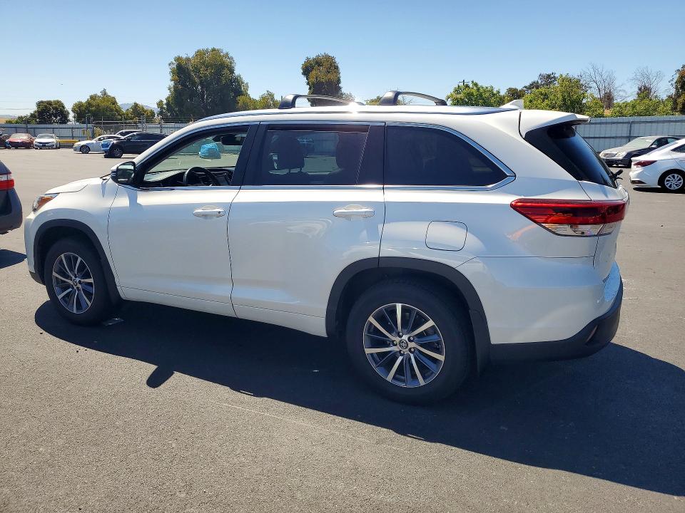 Photo 2 from auction – 2018 TOYOTA HIGHLANDER with VIN 5TDJZRFH1JS559664