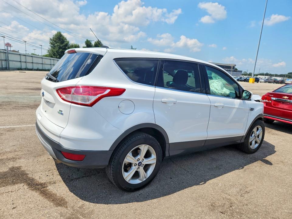 Photo 3 from auction – 2016 FORD ESCAPE with VIN 1FMCU9GXXGUA68944