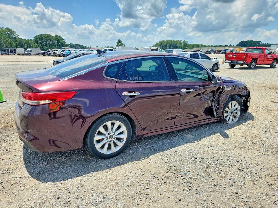 Photo 3 from auction – 2017 KIA OPTIMA with VIN 5XXGU4L3XHG142804
