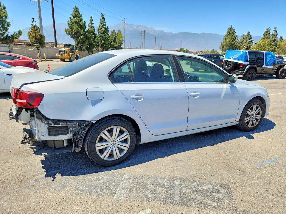 Photo 3 from auction – 2017 VOLKSWAGEN JETTA with VIN 3VW2B7AJ4HM393610