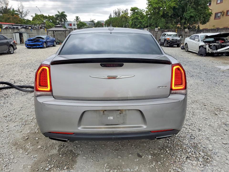 Photo 6 from auction – 2018 CHRYSLER 300 with VIN 2C3CCAAG9JH275499