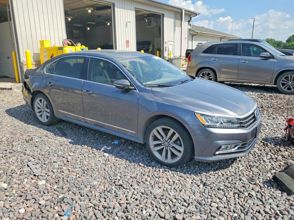 Снимка 4 от търг – 2017 VOLKSWAGEN PASSAT с VIN 1VWGT7A34HC085200