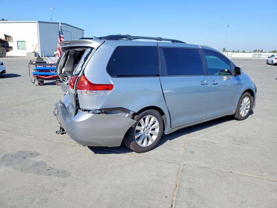 Photo 3 from auction – 2014 TOYOTA SIENNA with VIN 5TDYK3DC5ES495285