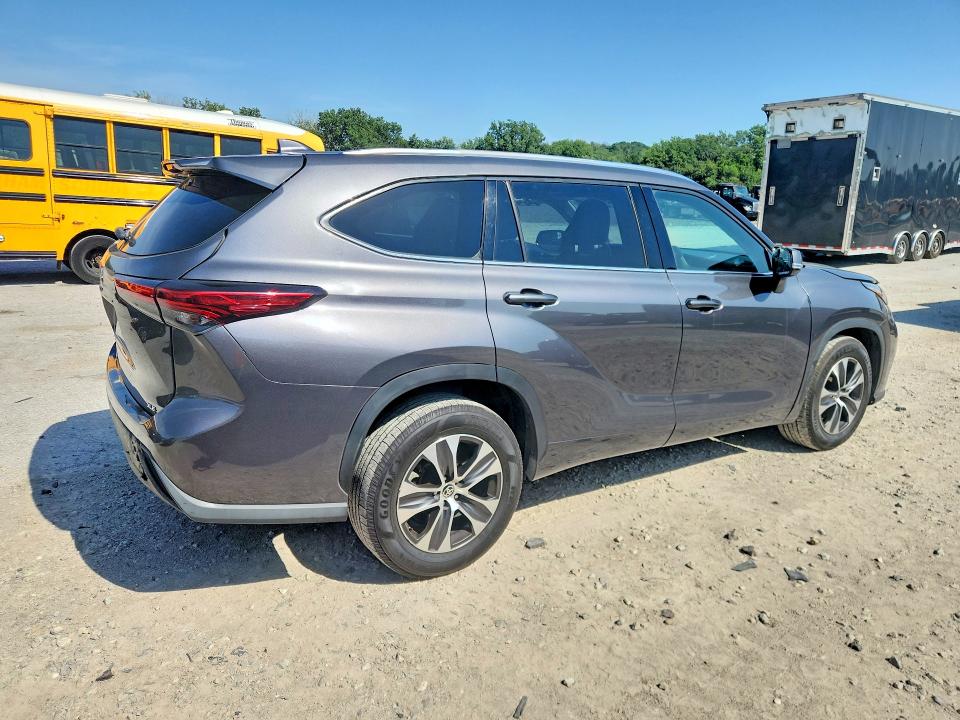 Photo 3 from auction – 2021 TOYOTA HIGHLANDER with VIN 5TDGZRAH5MS520937