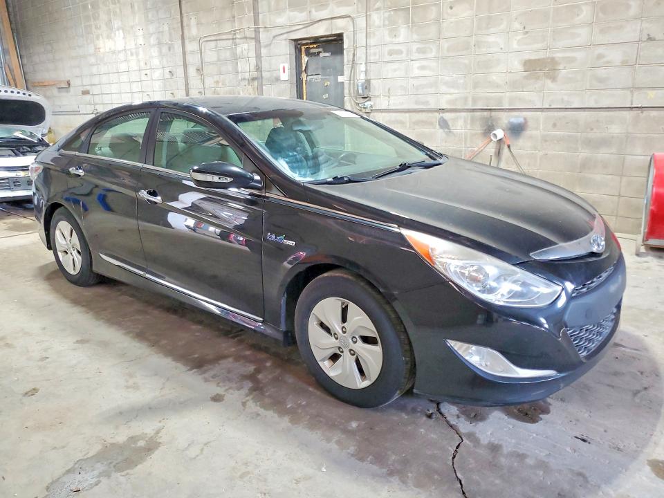 Photo 4 from auction – 2013 HYUNDAI SONATA with VIN KMHEC4A44DA092845