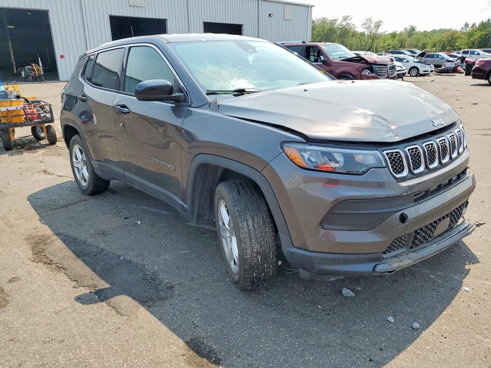 Foto 4 de la subasta – 2023 JEEP COMPASS con VIN 3C4NJDAN0PT510754