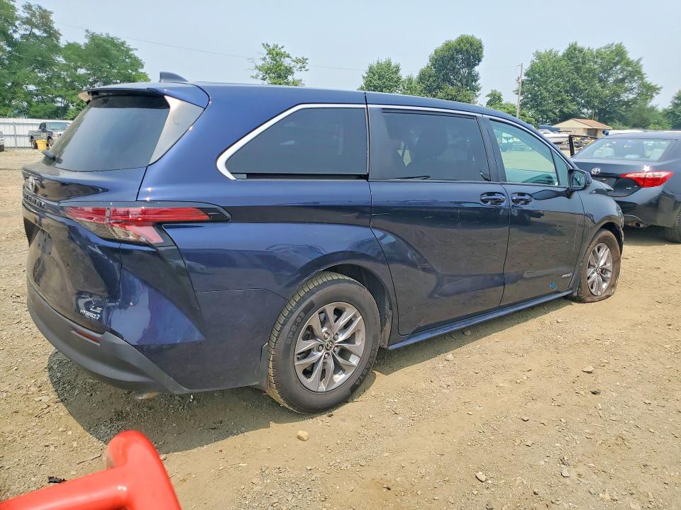 Photo 3 from auction – 2021 TOYOTA SIENNA with VIN 5TDKRKEC9MS018349
