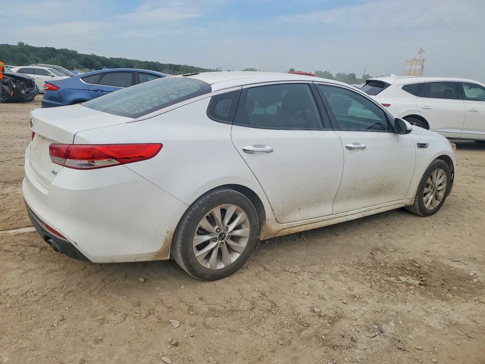 Фото 3 с аукциона – 2017 KIA OPTIMA с VIN 5XXGU4L38HG137973
