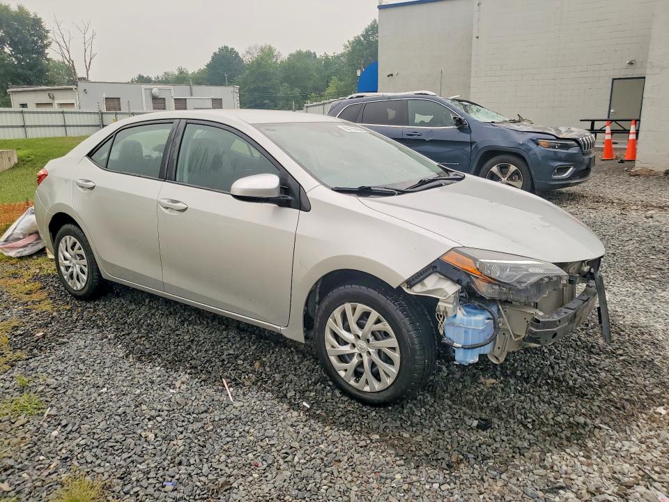 Photo 4 from auction – 2018 TOYOTA COROLLA with VIN 5YFBURHEXJP823317