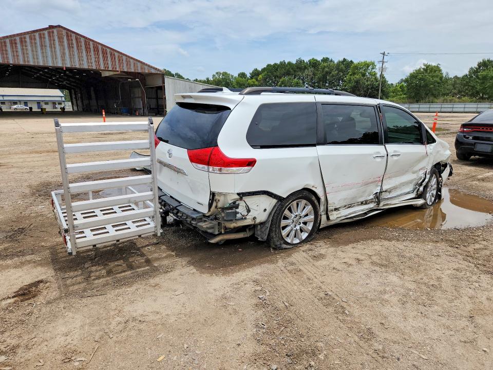 Photo 3 from auction – 2014 TOYOTA SIENNA with VIN 5TDYK3DC6ES523840