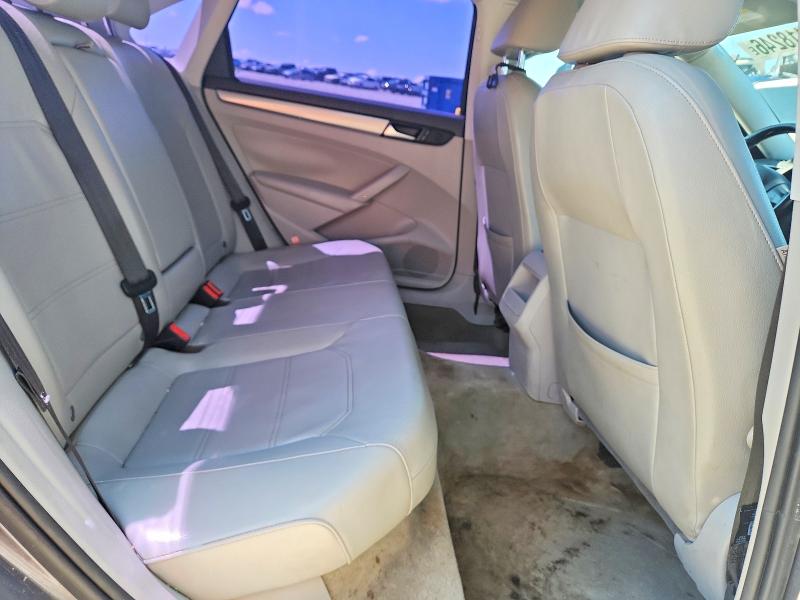Снимка 10 от търг – 2015 VOLKSWAGEN PASSAT с VIN 1VWAS7A32FC082513