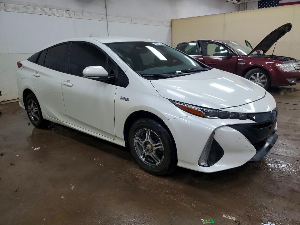 Photo 4 from auction – 2017 TOYOTA PRIUS PRIME with VIN JTDKARFP6H3024019