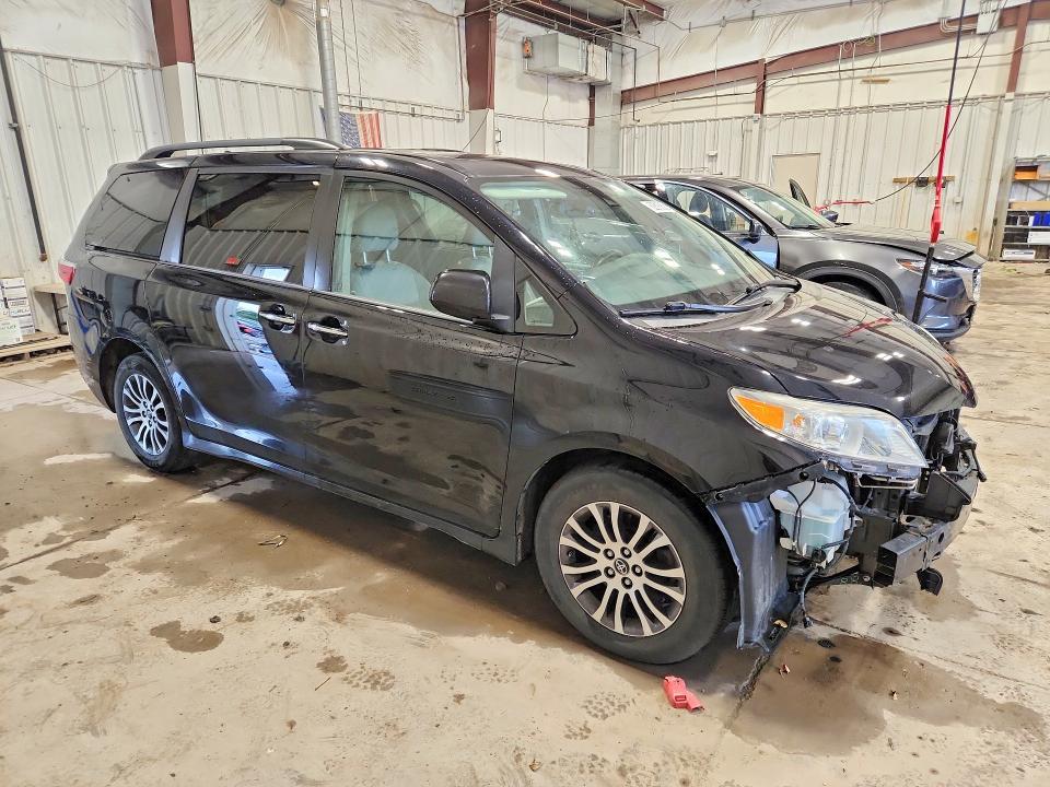 Photo 4 from auction – 2018 TOYOTA SIENNA with VIN 5TDYZ3DC1JS934360