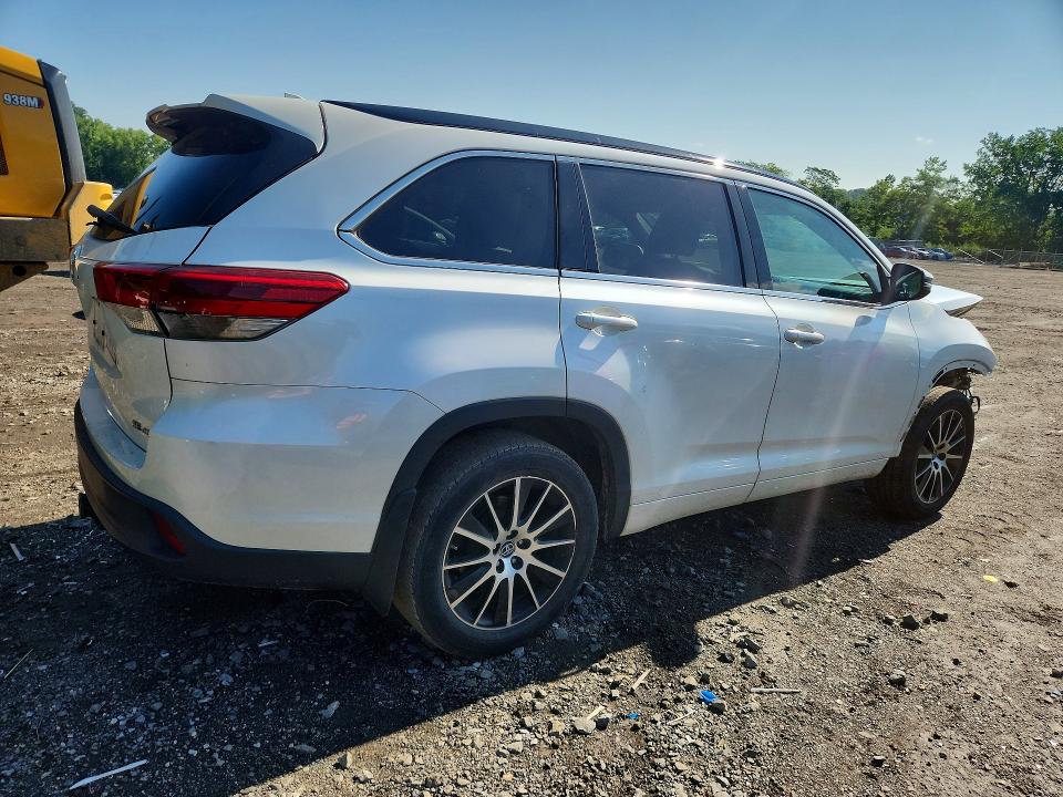 Photo 3 from auction – 2018 TOYOTA HIGHLANDER with VIN 5TDJZRFH7JS894847
