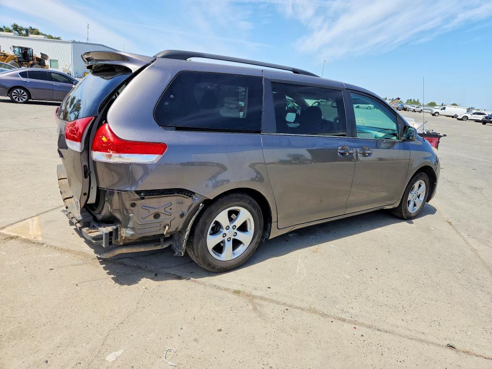 Photo 3 from auction – 2013 TOYOTA SIENNA with VIN 5TDKK3DC4DS340571