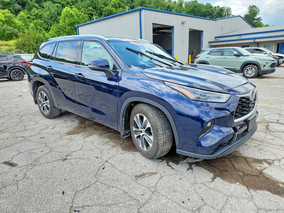 Photo 4 from auction – 2022 TOYOTA HIGHLANDER with VIN 5TDHZRBH2NS178481