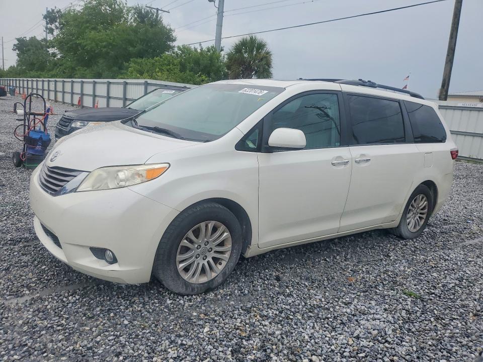 TOYOTA SIENNA 2015 with VIN 5TDYK3DC1FS668866 - Photo from auction