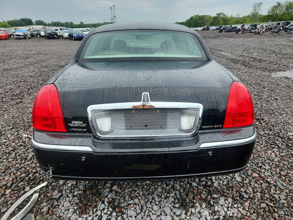 Photo 6 from auction – 2003 LINCOLN TOWN CAR with VIN 1LNHM82W43Y703335