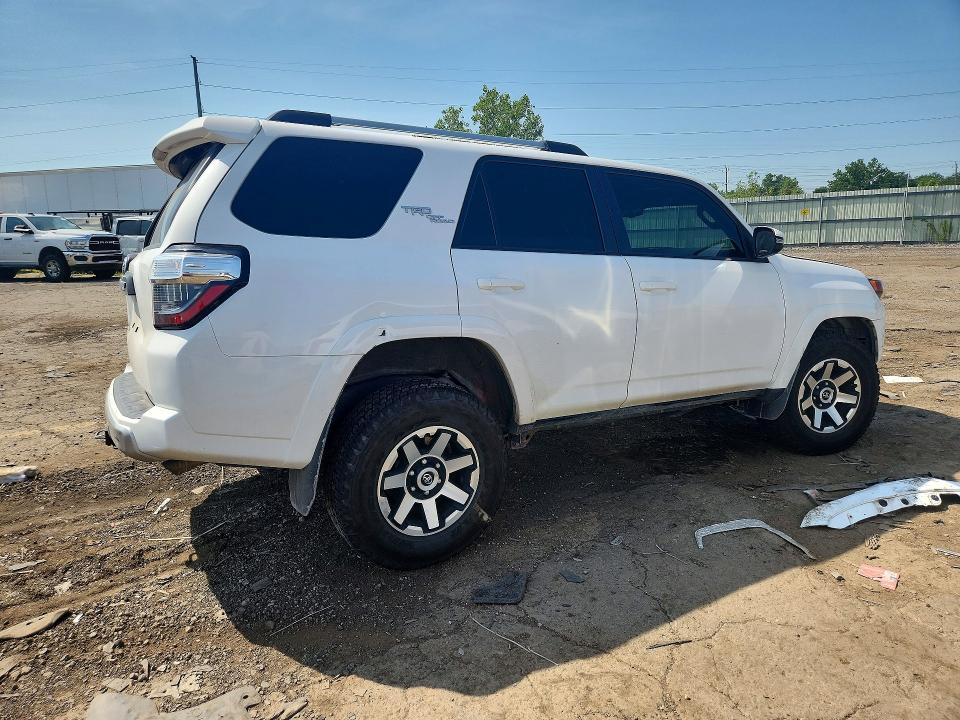 Photo 3 from auction – 2018 TOYOTA 4RUNNER with VIN JTEBU5JR2J5499567