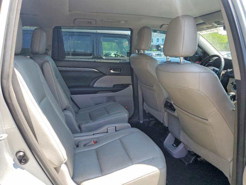 Photo 11 from auction – 2017 TOYOTA HIGHLANDER with VIN 5TDDZRFH4HS375634