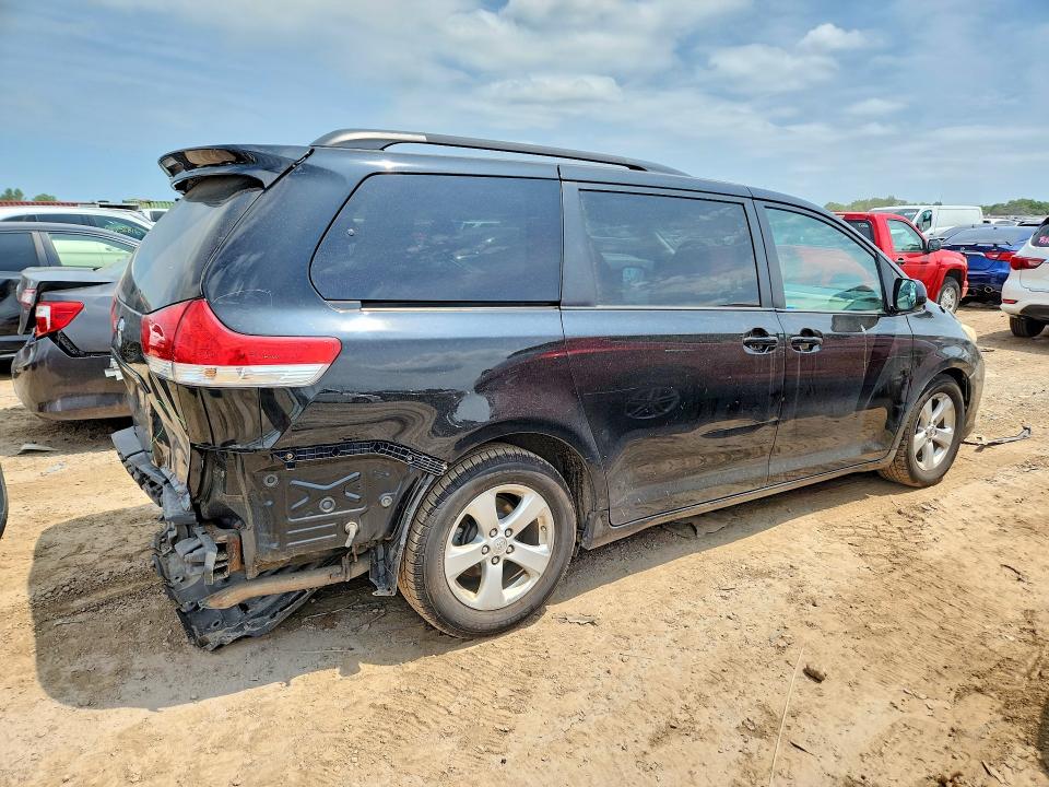 Photo 3 from auction – 2014 TOYOTA SIENNA with VIN 5TDKK3DC6ES470918