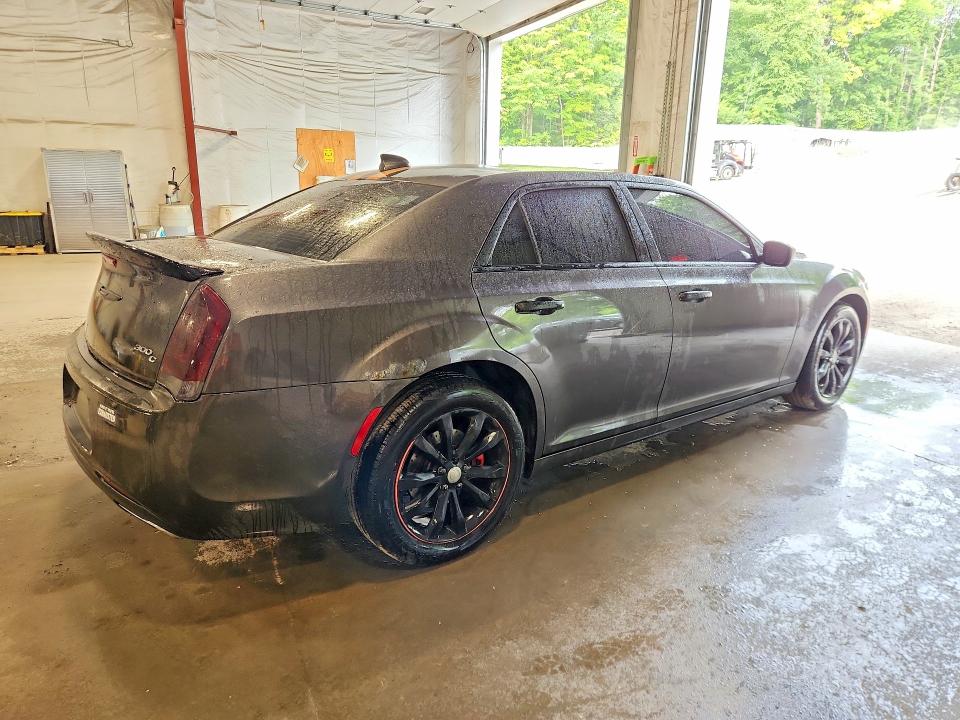 Photo 3 from auction – 2016 CHRYSLER 300C with VIN 2C3CCAKG7GH111515