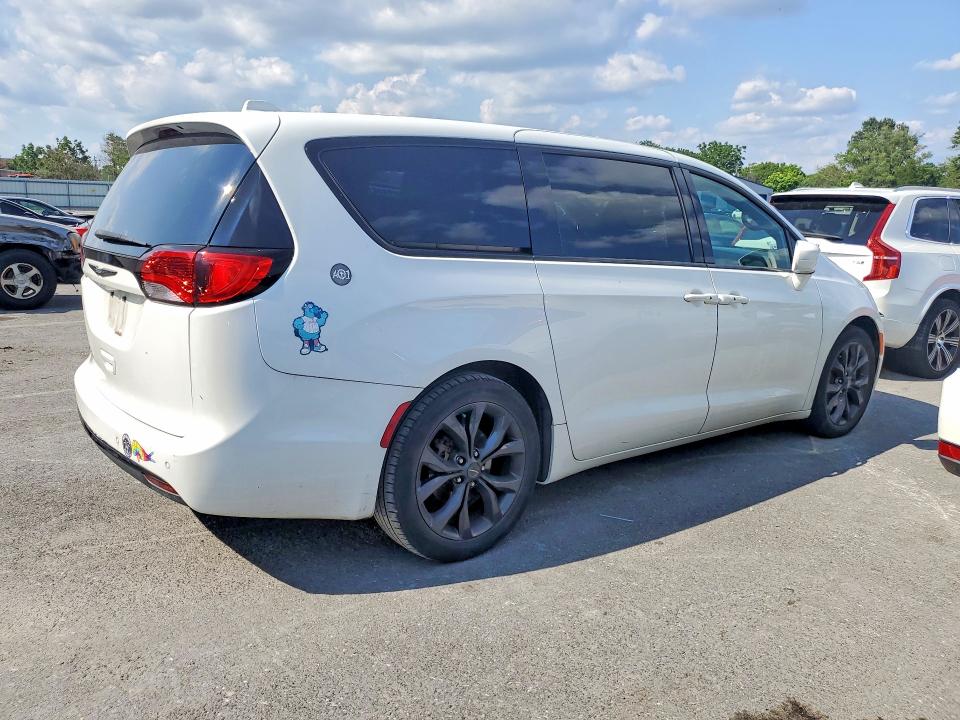 Photo 3 from auction – 2019 CHRYSLER PACIFICA with VIN 2C4RC1FGXKR506808