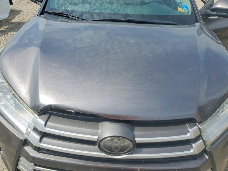 Photo 12 from auction – 2018 TOYOTA HIGHLANDER with VIN 5TDZZRFH0JS247001