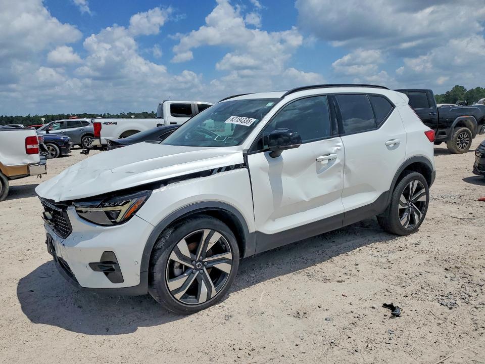2023 VOLVO XC40