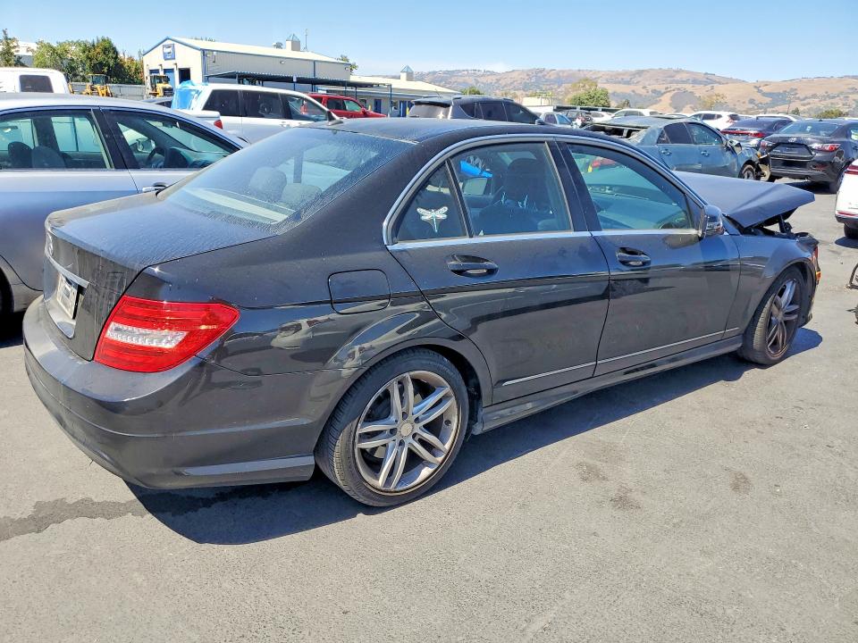 Photo 3 from auction – 2014 MERCEDES-BENZ C with VIN WDDGF4HB8EA945697