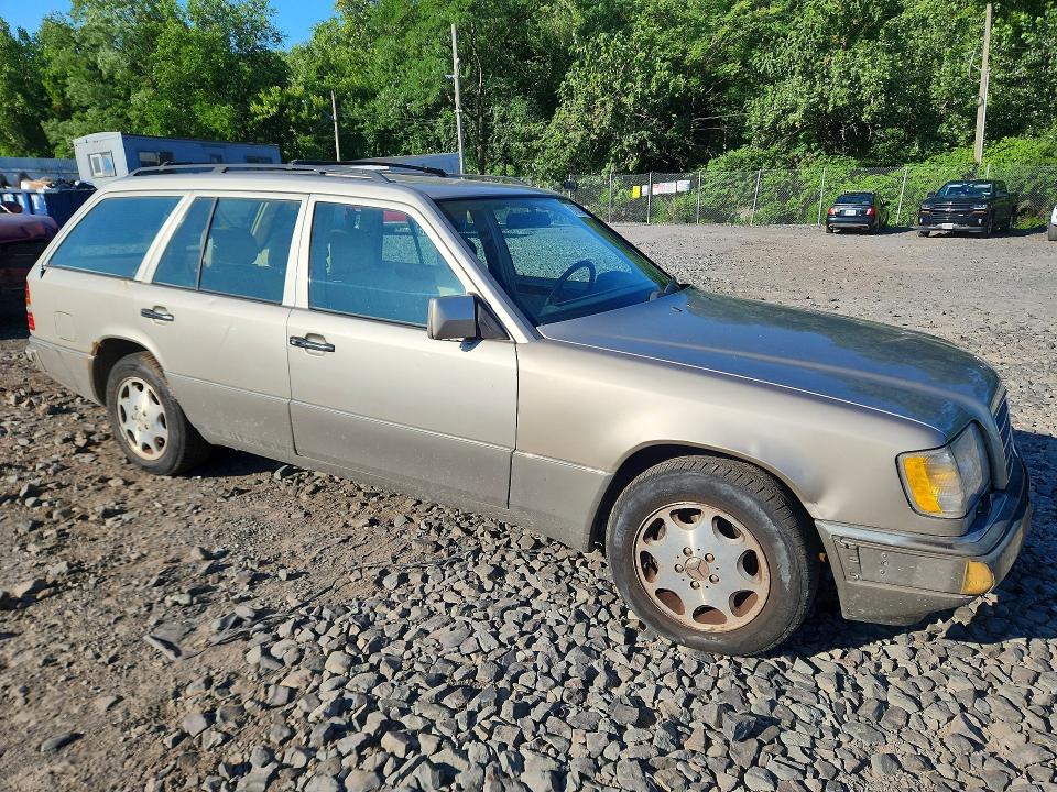 Photo 4 from auction – 1995 MERCEDES-BENZ E with VIN WDBEA92E4SF319352