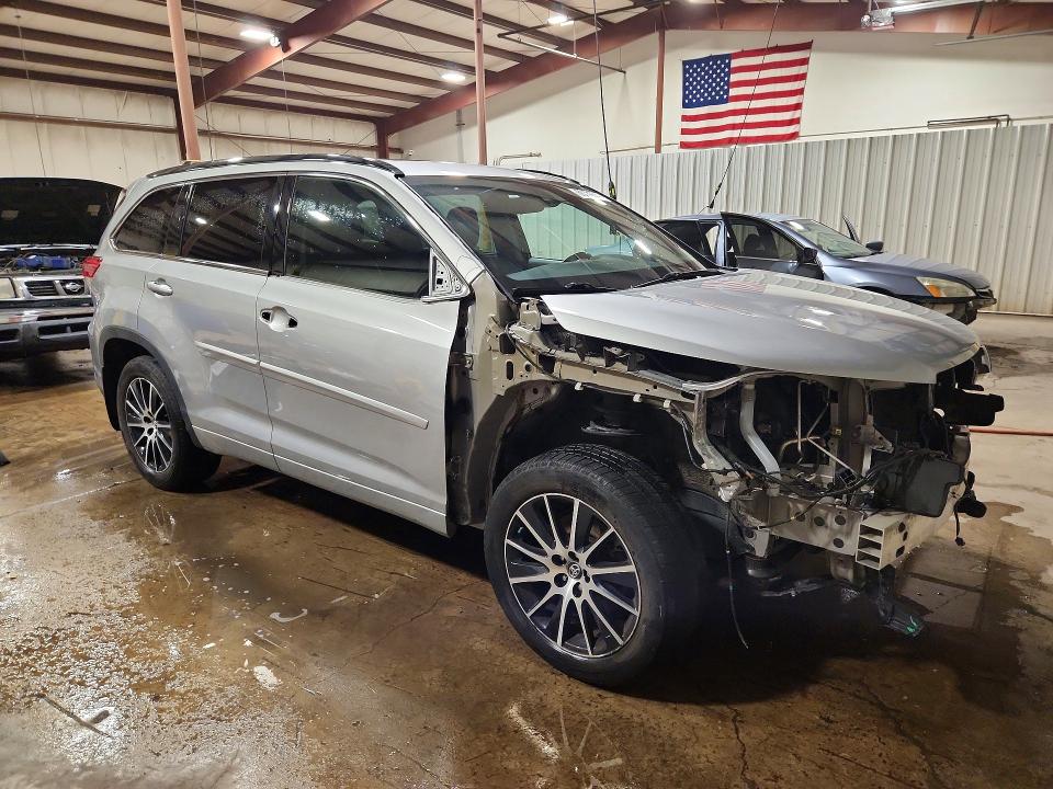Photo 4 from auction – 2017 TOYOTA HIGHLANDER with VIN 5TDJZRFH3HS419724
