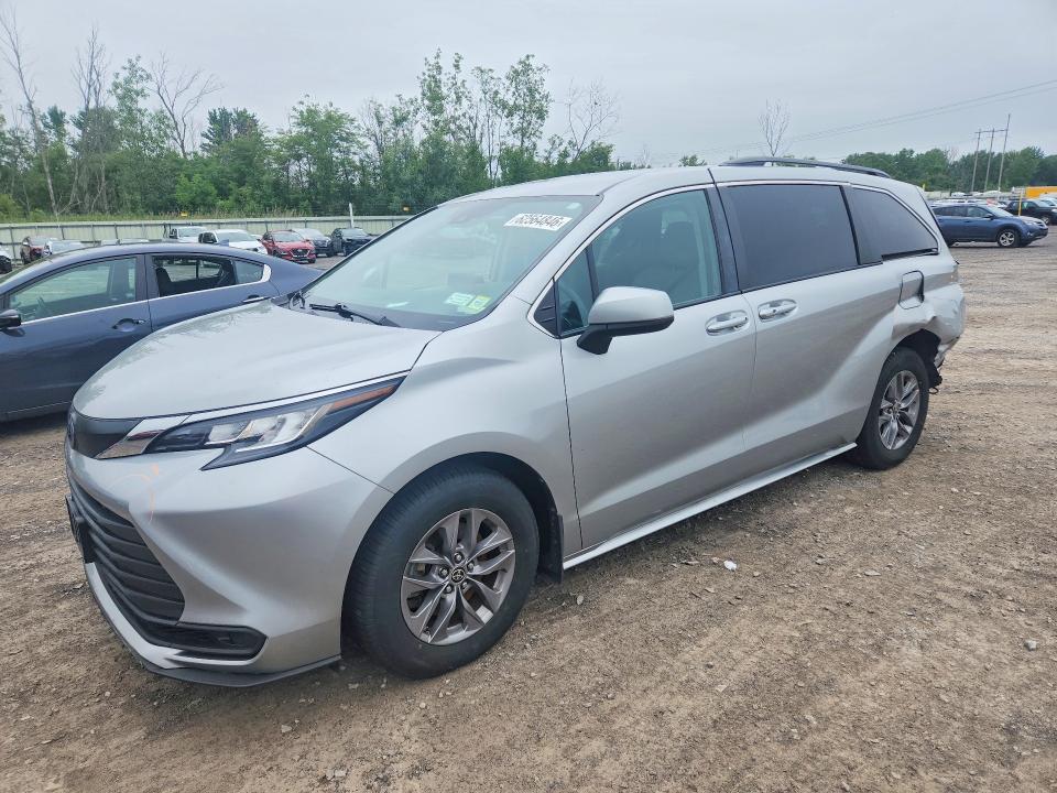 TOYOTA SIENNA 2022 with VIN 5TDKRKEC6NS092653 - Photo from auction