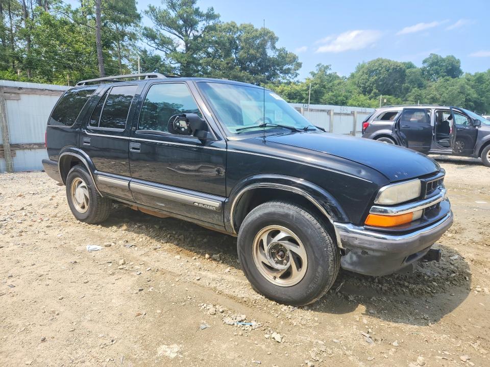 Photo 4 from auction – 2001 CHEVROLET BLAZER with VIN 1GNDT13W212228951