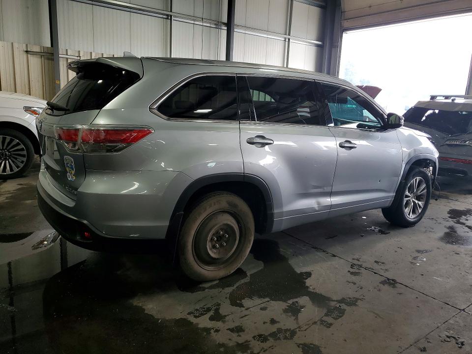 Photo 3 from auction – 2015 TOYOTA HIGHLANDER with VIN 5TDJKRFH6FS178193