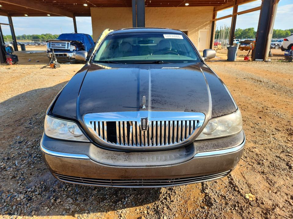 Photo 5 from auction – 2004 LINCOLN TOWN CAR with VIN 1LNHM83W74Y672369