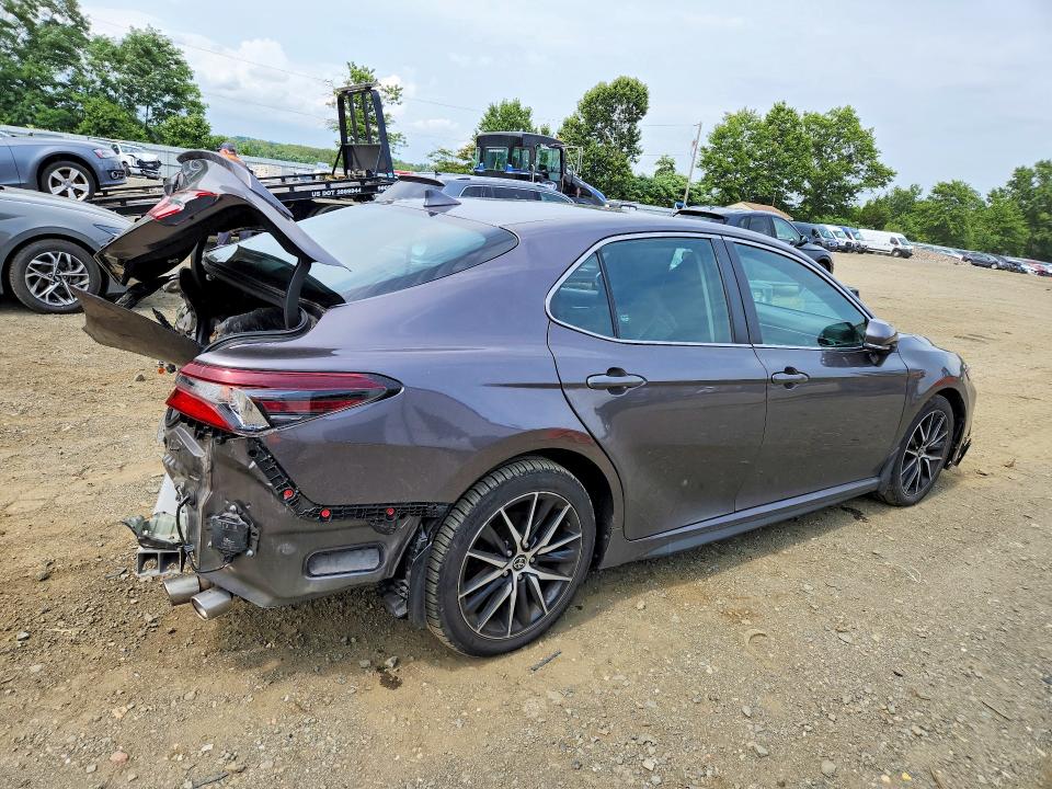 Photo 3 from auction – 2022 TOYOTA CAMRY with VIN 4T1G11BK7NU052317