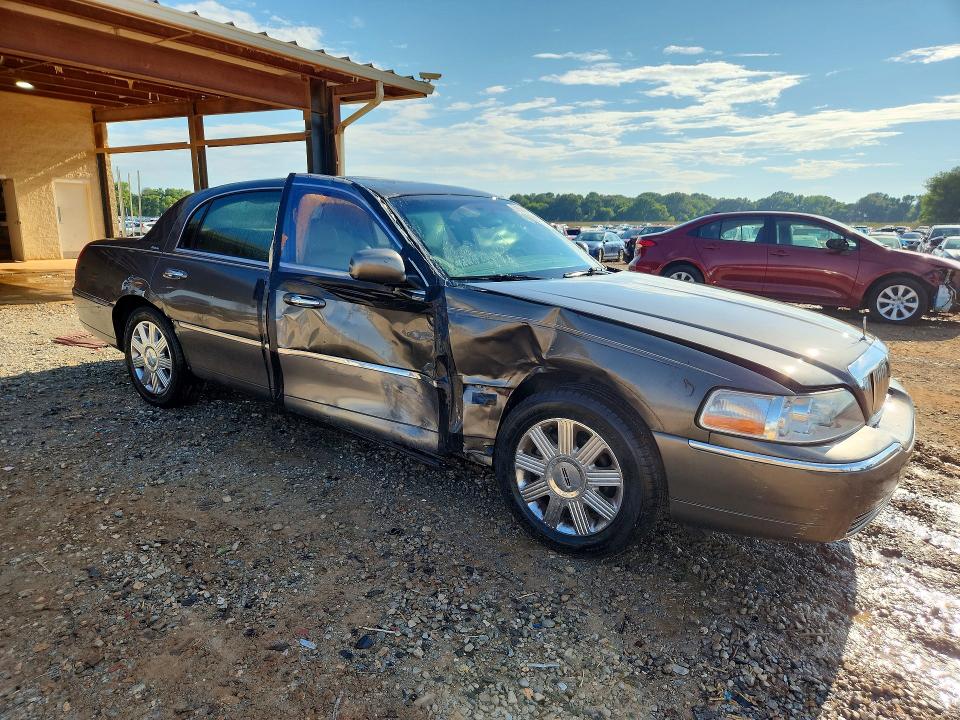 Photo 4 from auction – 2004 LINCOLN TOWN CAR with VIN 1LNHM83W74Y672369