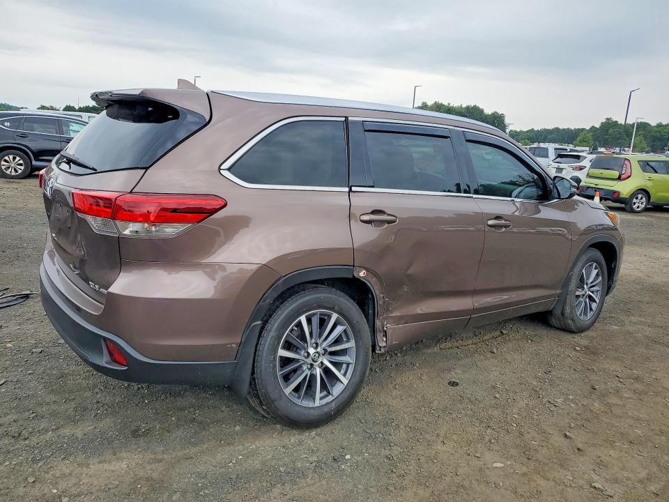 Photo 3 from auction – 2017 TOYOTA HIGHLANDER with VIN 5TDJZRFH0HS380249