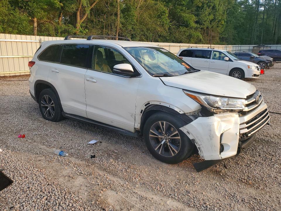 Photo 4 from auction – 2017 TOYOTA HIGHLANDER with VIN 5TDBZRFH4HS452610