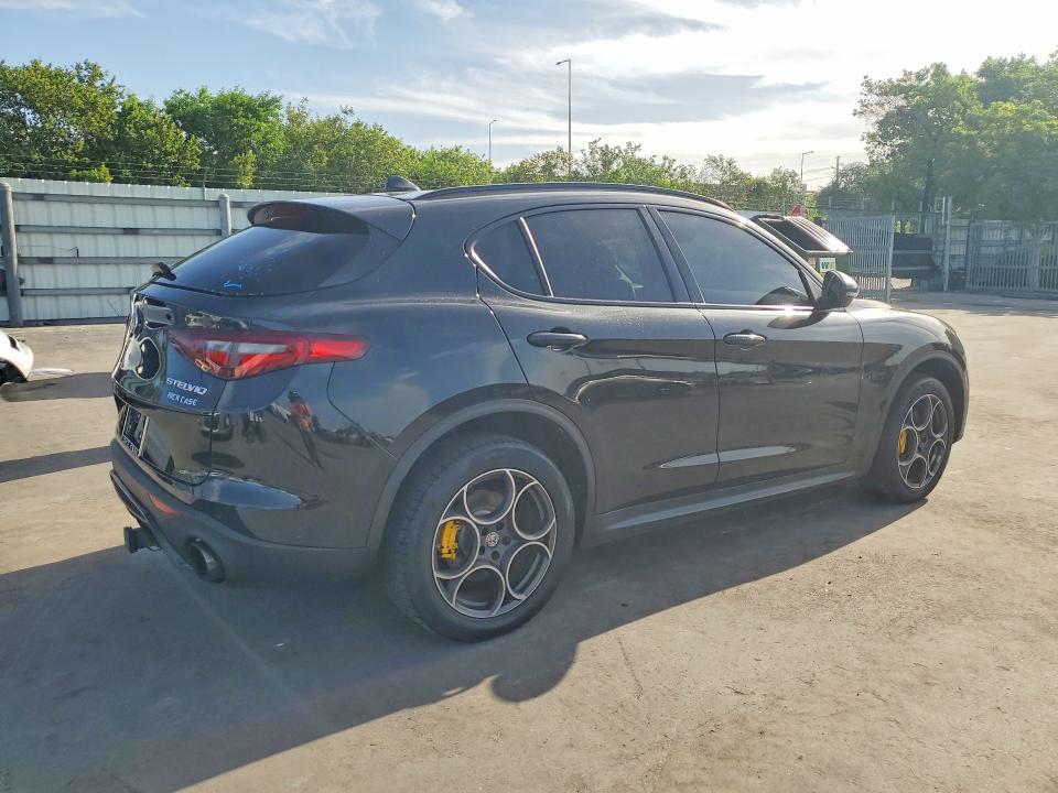 Photo 3 from auction – 2018 ALFA ROMEO STELVIO with VIN ZASFAKPN9J7C08379