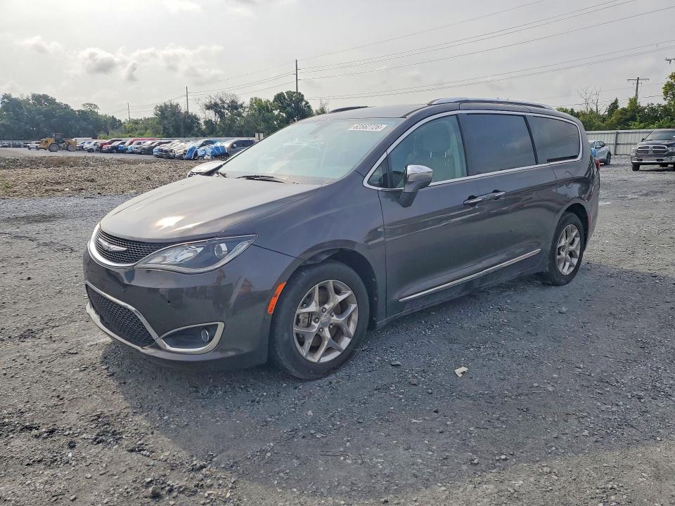 CHRYSLER PACIFICA 2017 with VIN 2C4RC1GG4HR797782 - Photo from auction