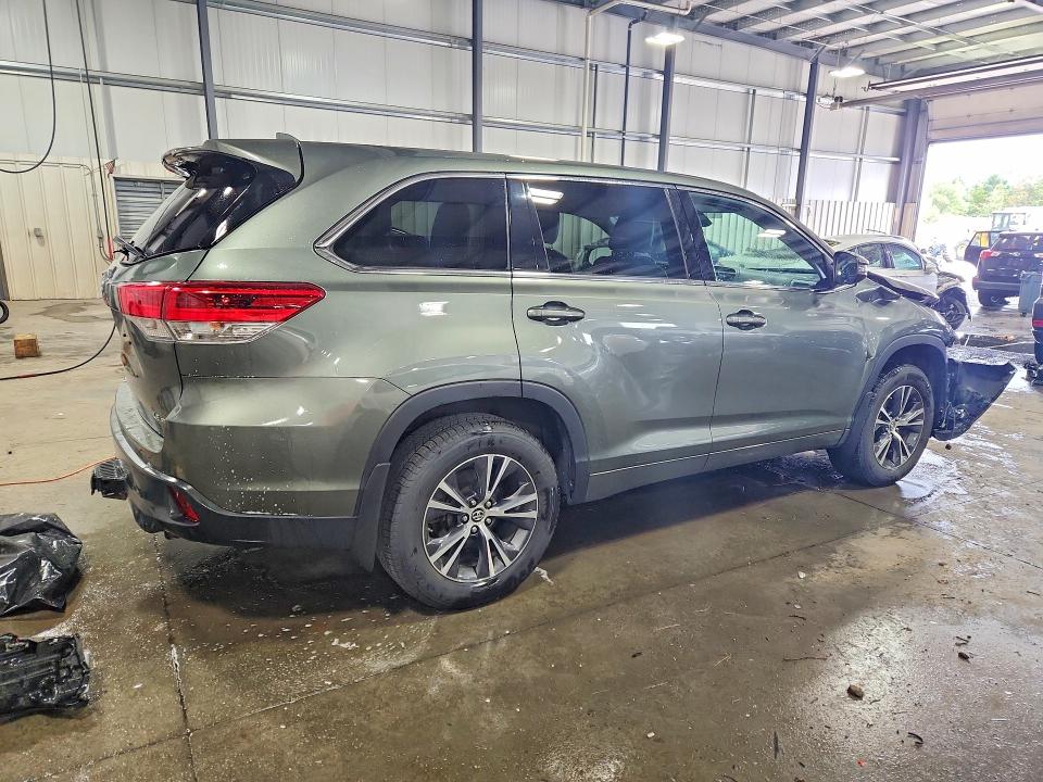 Photo 3 from auction – 2018 TOYOTA HIGHLANDER with VIN 5TDBZRFH3JS834844