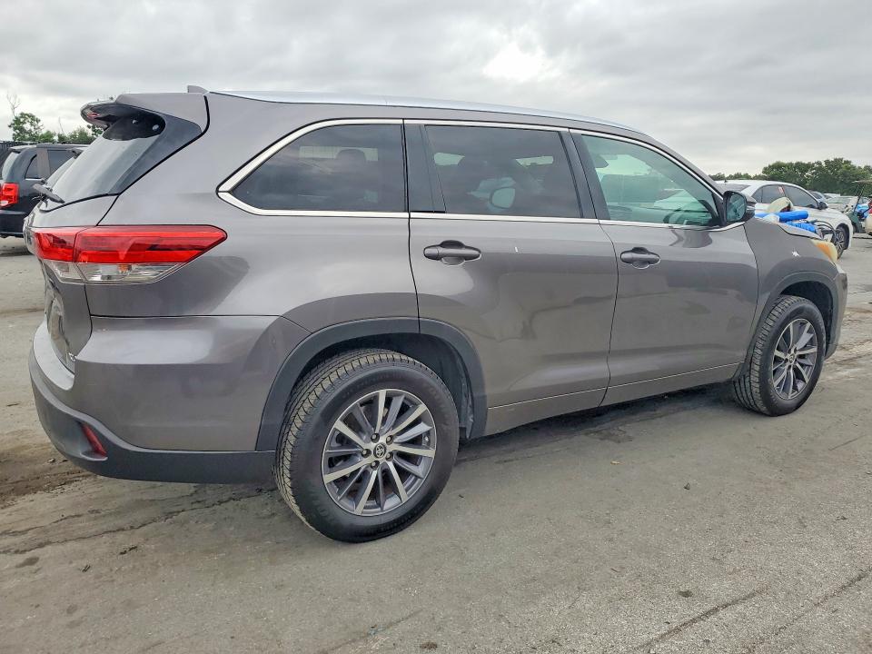 Photo 3 from auction – 2018 TOYOTA HIGHLANDER with VIN 5TDKZRFH1JS543095