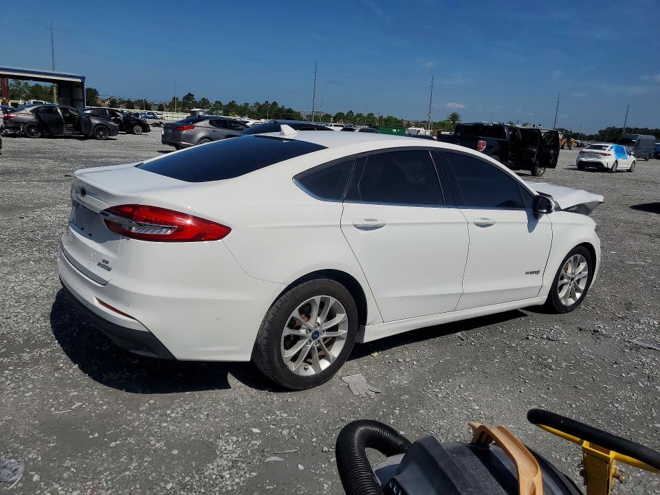 Photo 3 from auction – 2019 FORD FUSION with VIN 3FA6P0LU2KR110464