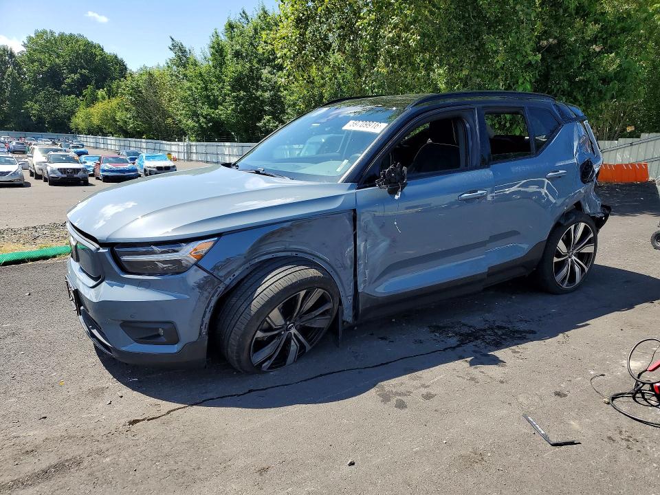 2021 VOLVO XC40