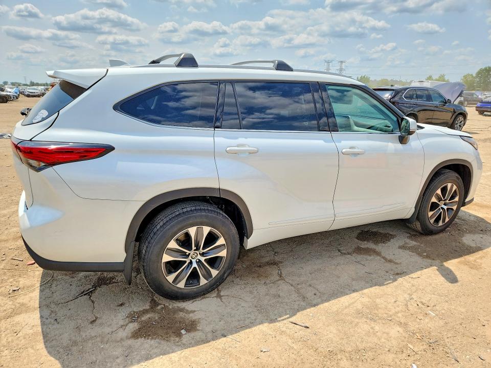Photo 3 from auction – 2022 TOYOTA HIGHLANDER with VIN 5TDGZRBH6NS584078