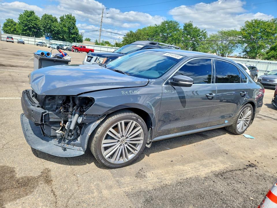 VOLKSWAGEN PASSAT 2015 with VIN 1VWBT7A34FC072681 - Photo from auction